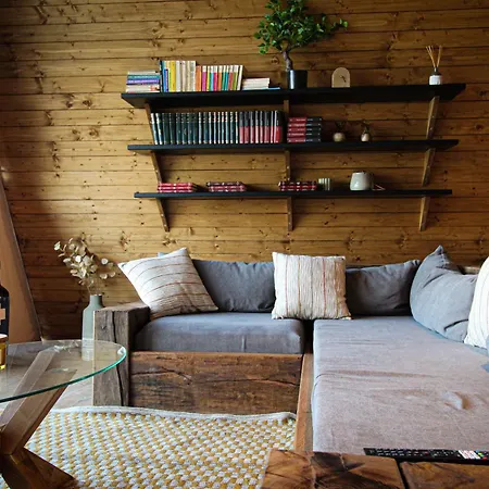 Perryland Urban Farm شاليه *